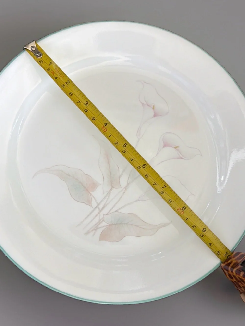 2 Vtg Corelle “Three Dreams” Cala Lily Dinner Plates EV Condition